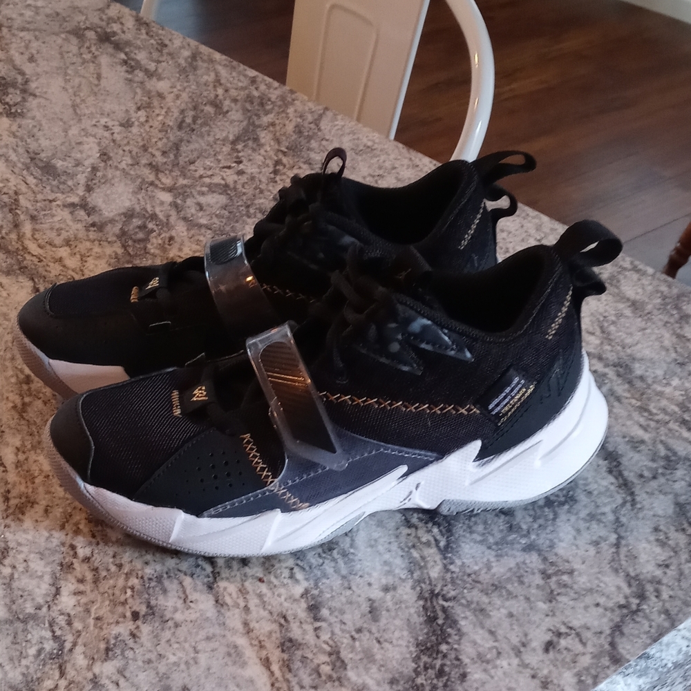 Boys Jordan's sz 2.5